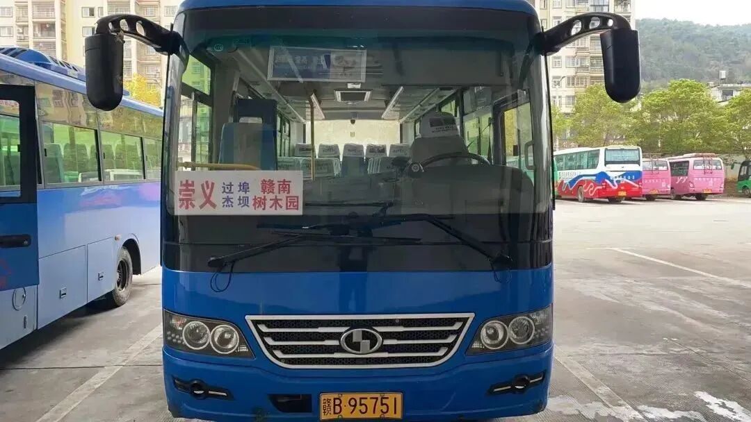 该线路每日发车三趟,由崇义县城至树木园发车时间分别为08:00,13:20