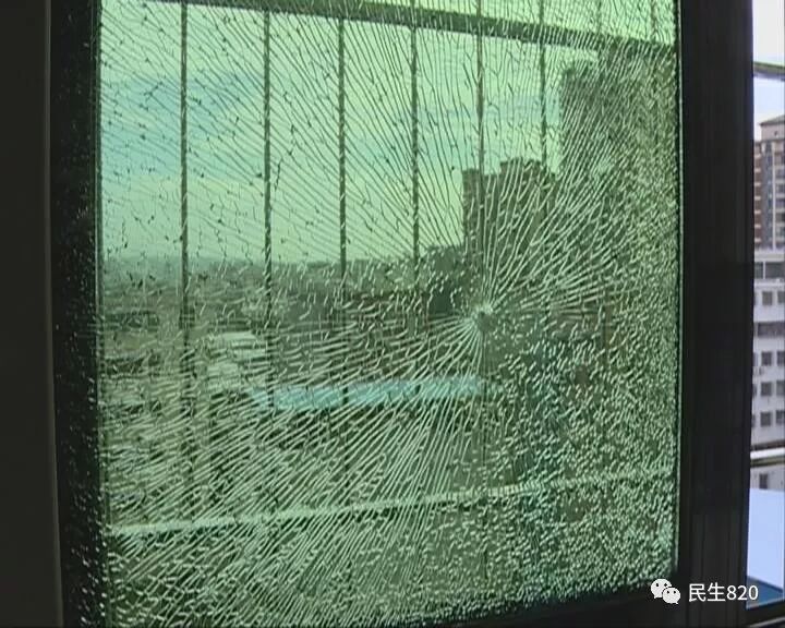 防爆玻璃突然裂成"蜘蛛网",还出现一个小洞!是质量问题,还是