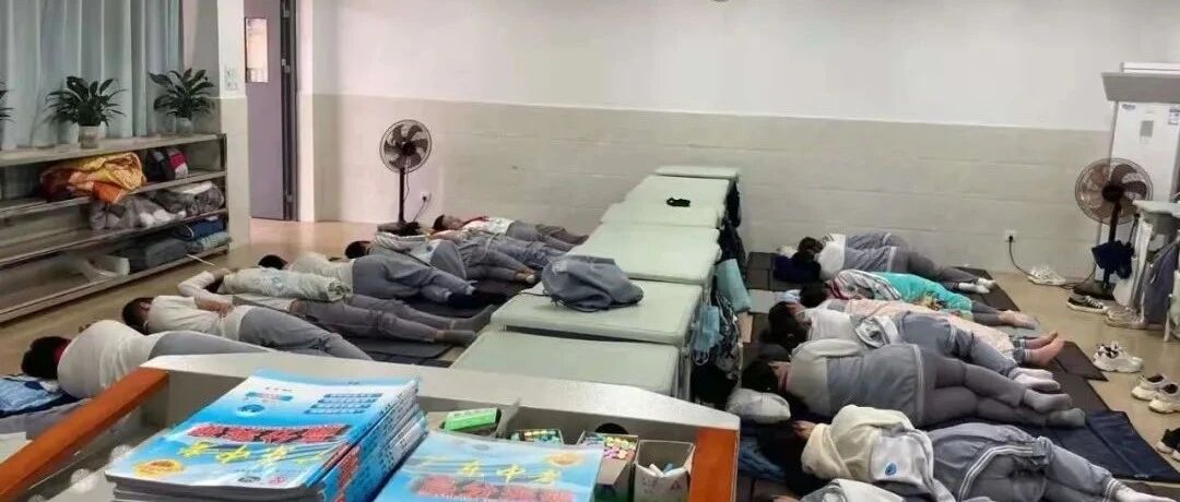 梅江区首创！学生学校“打地铺”午休