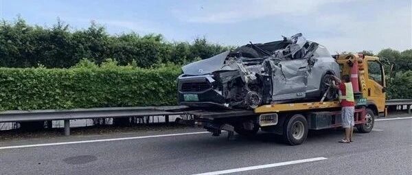 蔚来自动辅助驾驶事故致驾驶员死亡！此前蔚来副总裁演示车内吃饭