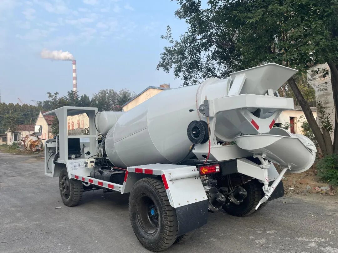混凝土小型罐运输车罐体结构特写