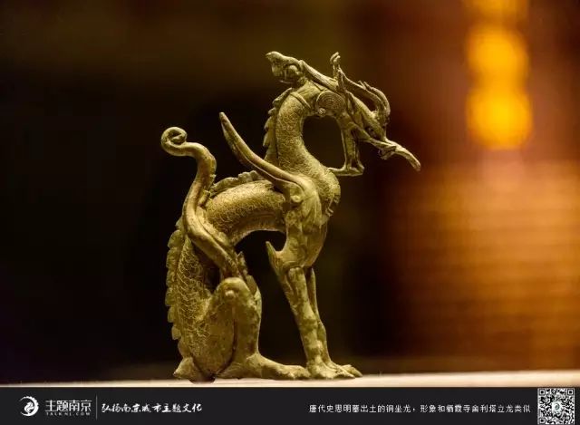 唐代史思明墓出土的铜坐龙,形象和栖霞寺舍利塔立龙类似