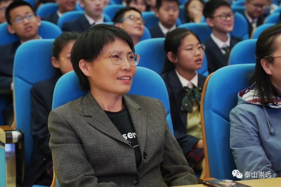 朱老师为同学们示范正装的穿着朱珊珊老师用简洁,精练的语言为同学们