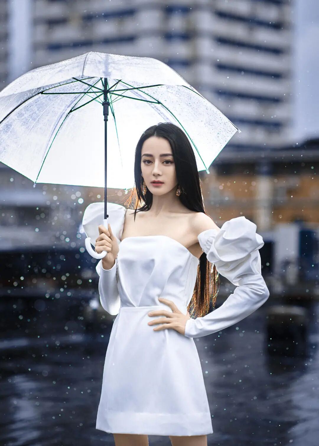 迪丽热巴瘦到脱相了!穿小白裙雨中撑伞,网友:衣服快挂不住了-友友