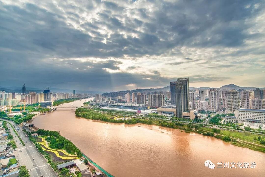 市区南北群山环抱,东西黄河穿城而过,具有带状盆地城市的特征,地处