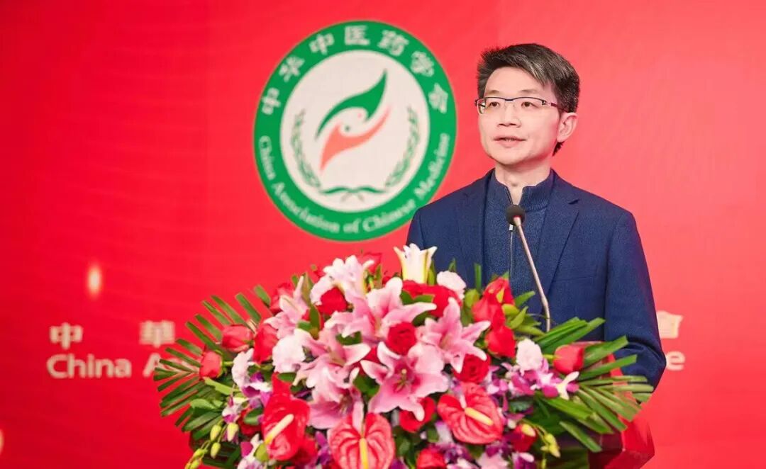 副会长兼秘书长王国辰,副秘书长陈俊峰高度评价了宣肺止嗽合剂的疗效