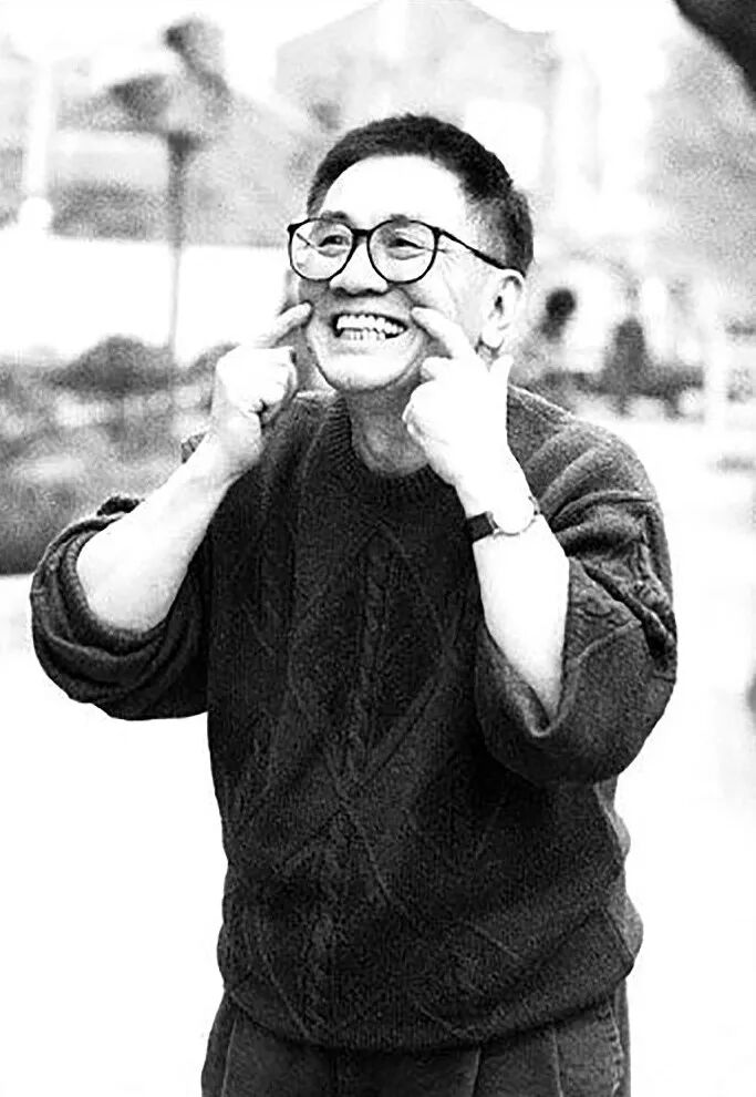 被誉为「香港四大才子」,黄霑从小就是个神人,同李小龙打过架,港中文