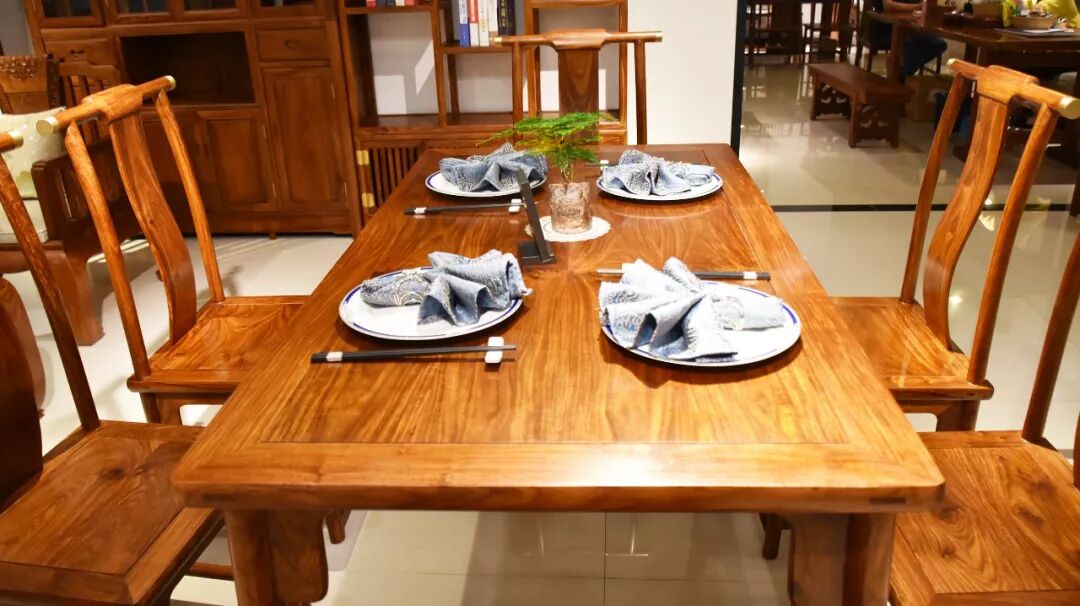 红木餐桌怎么选？方桌还是圆桌呢？