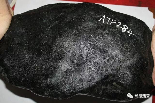 为什么都喜欢玩黑乌纱的翡翠原石?