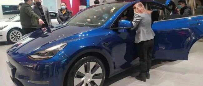 降价后特斯拉门店购车暴增：销售从早忙到晚，订单排到两个月后 | 经观汽车