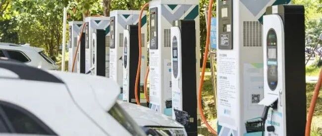 国庆首日高速充电量4倍于平常 假期电动车出行为何仍如此尴尬？ | 经观汽车