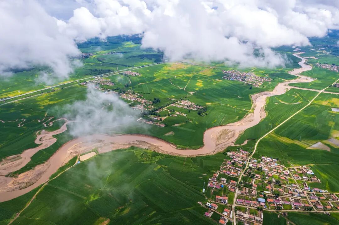 辽河平原占据了东北平原的最南一角,原上辽河蜿蜒,由南面注入渤海