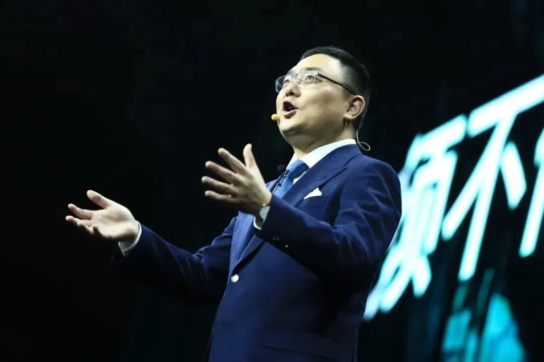 他不仅是公司创始人,也是跨年演讲活动中的唯一主讲人,启发俱乐部主讲