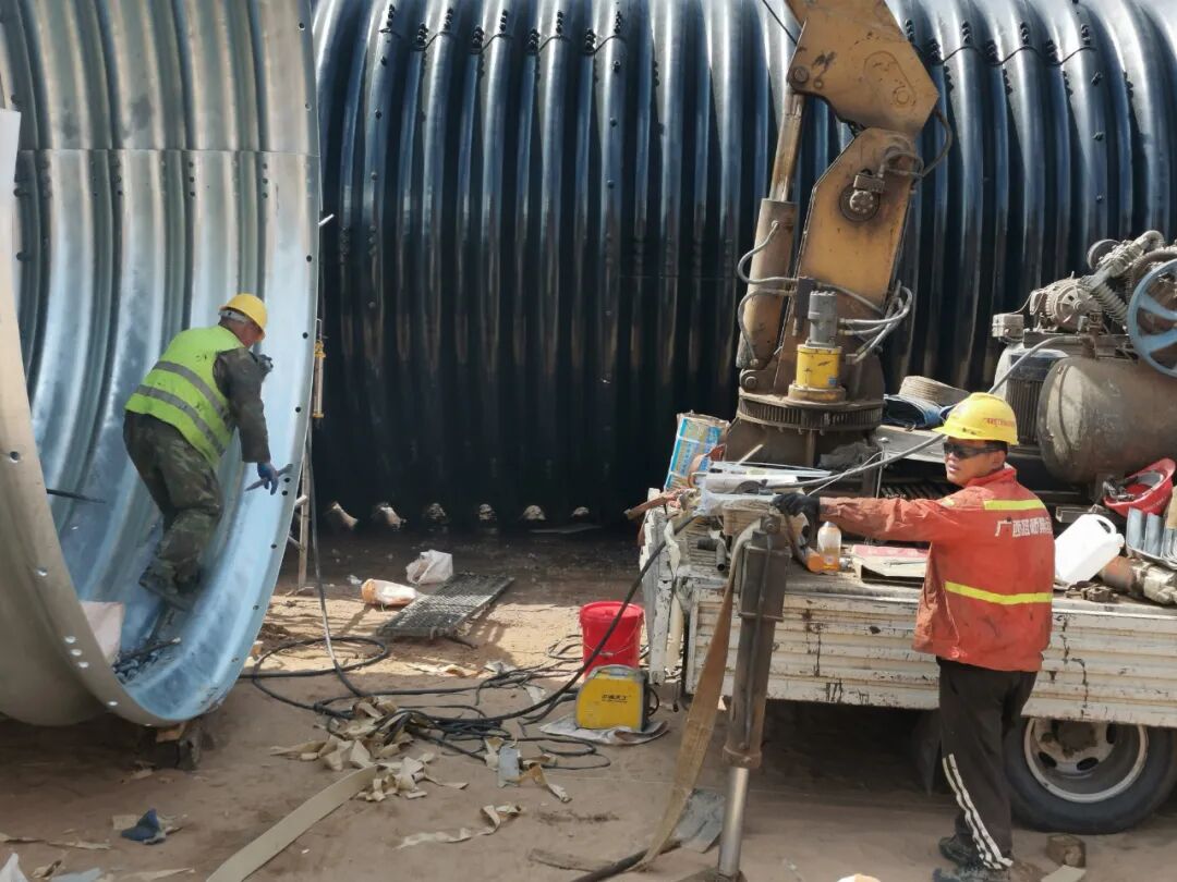 伊旗這條農村公路采用了鋼波紋管涵洞的圖1