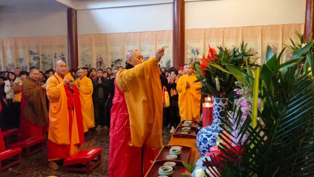 华林讲寺监院然相法师,摩诃殿监院身相法师拈香佛迹寺监院仁学法师