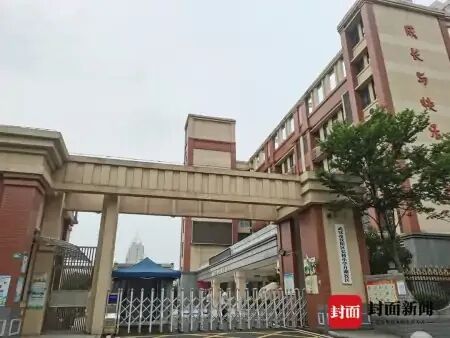官方通报：武汉一小学生校内被老师驾车撞伤致死