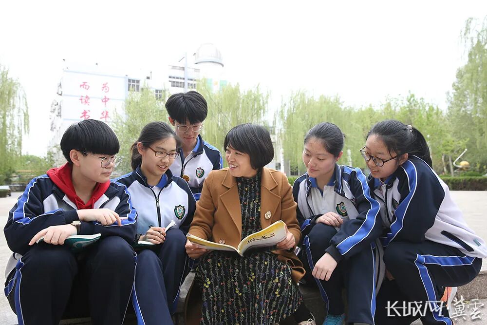 信金焕与学生谈心。 图片