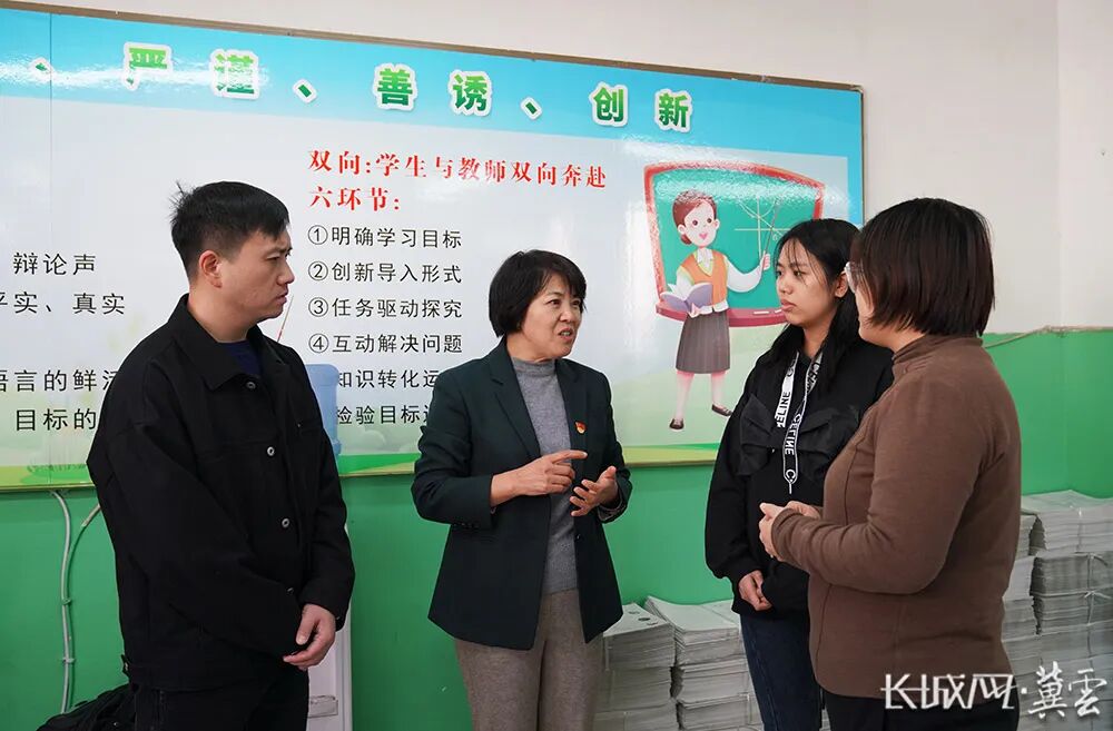 信金焕与老师交谈 图片