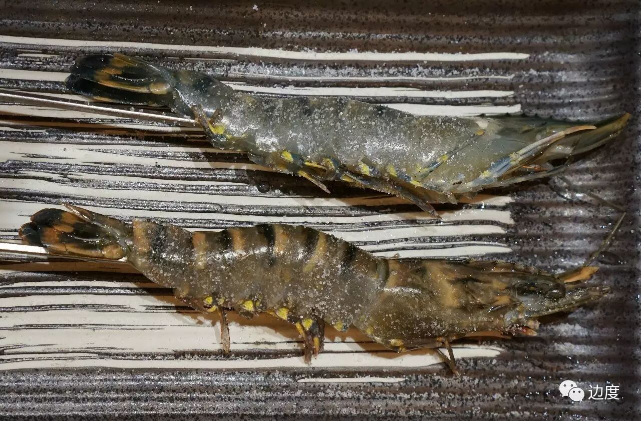 虎虾是用盐烤,店员说要用手掰开虾壳来吃,不然直接吃会很咸.