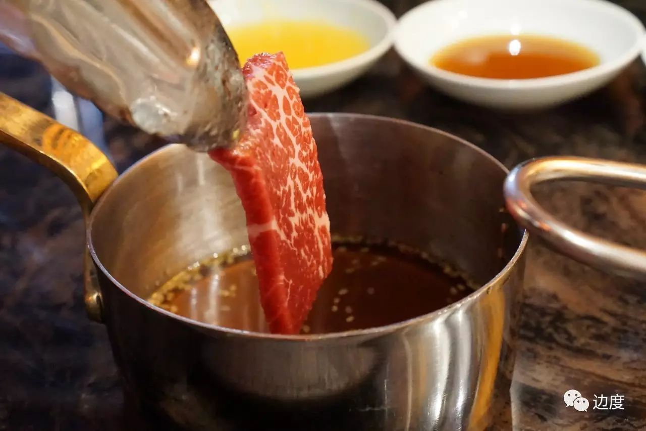 烤肉小贴士 据介绍,吃日式烤肉的技巧在于要从原味吃起,再慢慢加酱汁.