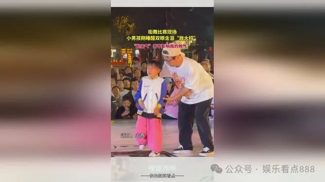 小孩哥误锁下唇上演七分哭三分笑