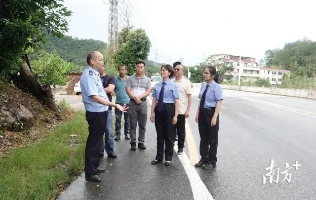 梅江区检察院通过实地调查取证，推动生态环境向好向优。      受访者供图