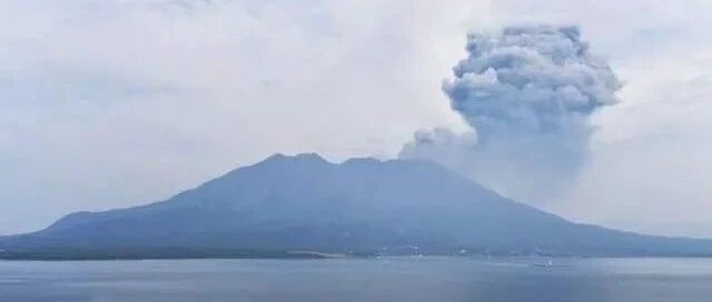 毁灭性灾难又降临！我国刚援助汤加岛国，日本火山突然又爆发