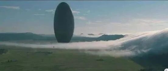 纺锤体UFO现身不同国家，13分钟后钻入水中，疑似外星人现身