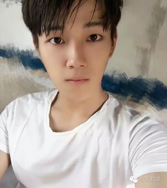 姓名:刘潇 年龄:21 身高:181 星座:射手座 现居:北京 学校:中国戏曲