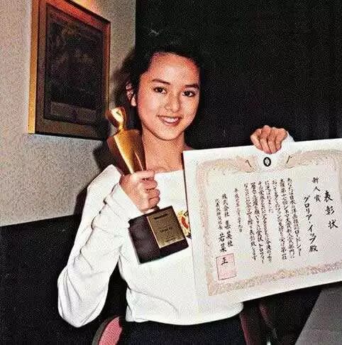16岁红遍亚洲、22岁成豪门弃妇，被爆“欲女”X无度，如今墓地“撒骨灰”？（组图） - 8