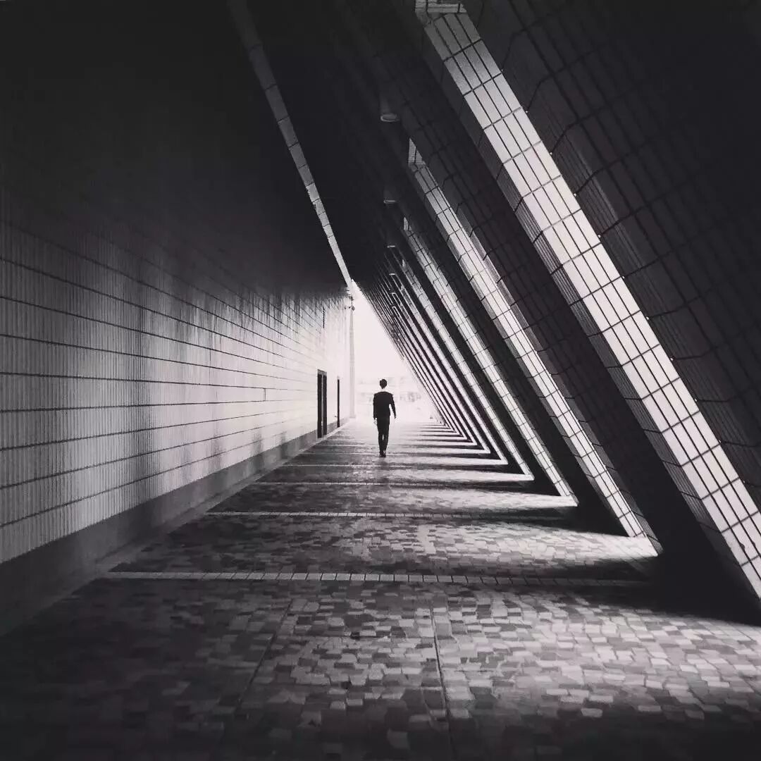 人在其中,总给人一种意味深长之感,仿佛不知从何处来,也不知到何处去