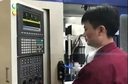 工廠“數控技術員”月薪接近一萬，為什么很多人卻還是辭職？的圖3