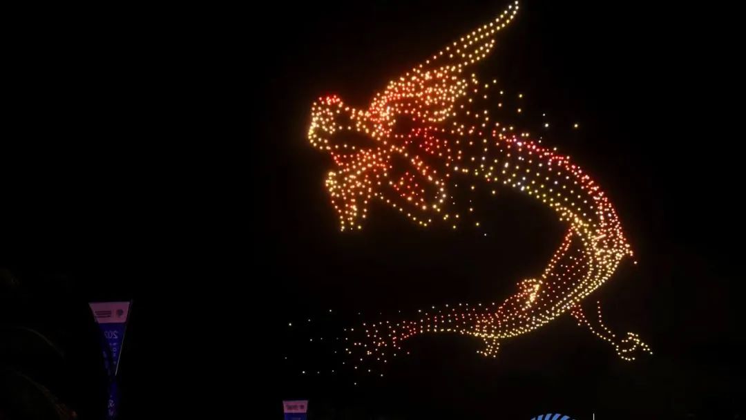 千架无人机功夫秀 峻极峰顶追光跨年 嵩山少林喊您来嗨！