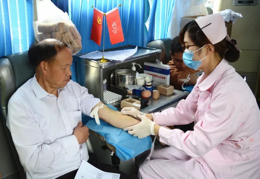 理想科技集团向富民县人民医院捐赠医疗器械