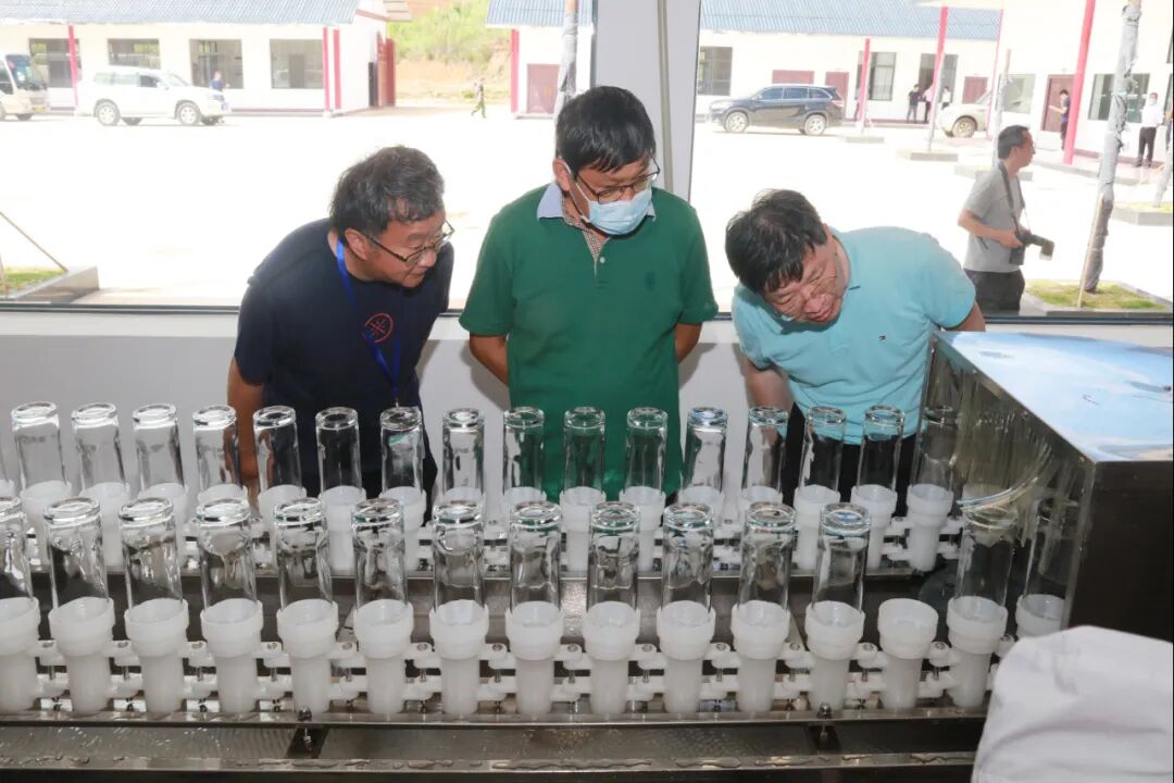 中国工程院党组书记、院长李晓红一行赴澜沧云辉酒业调研，云辉酒业当天正式投产