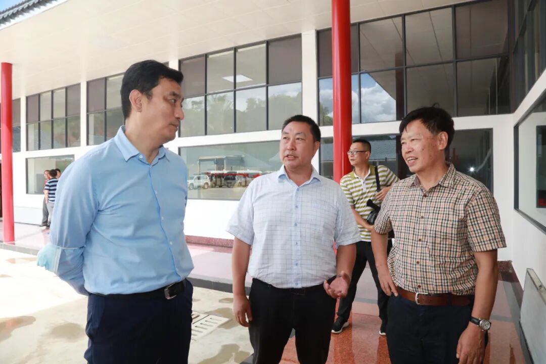 中国工程院党组书记、院长李晓红一行赴澜沧云辉酒业调研，云辉酒业当天正式投产