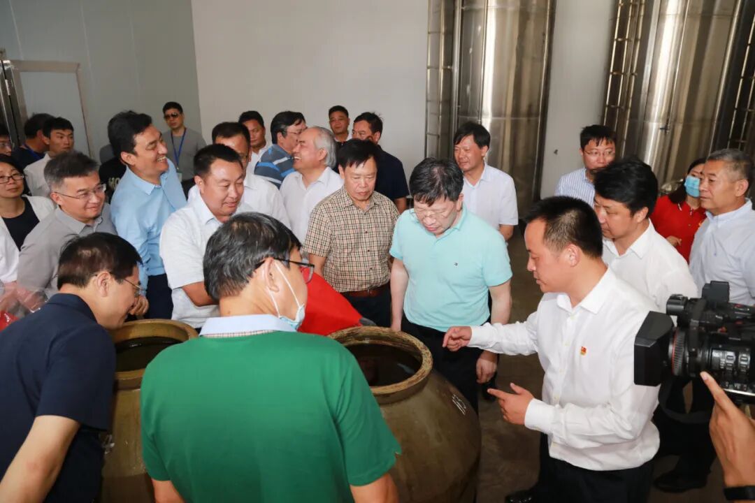 中国工程院党组书记、院长李晓红一行赴澜沧云辉酒业调研，云辉酒业当天正式投产