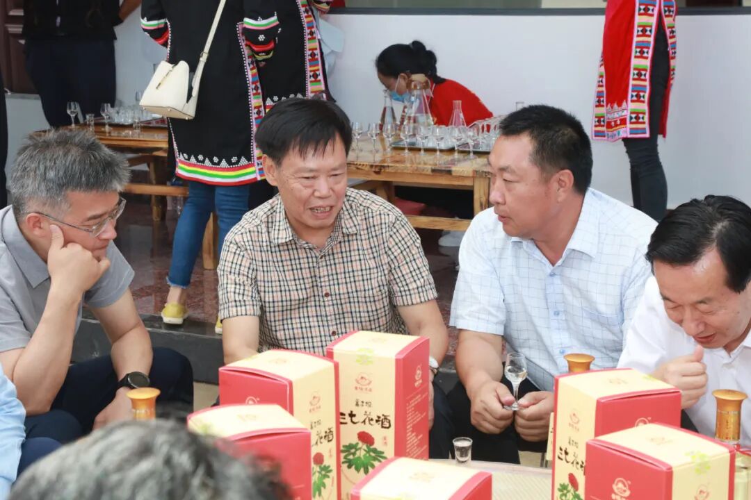 中国工程院党组书记、院长李晓红一行赴澜沧云辉酒业调研，云辉酒业当天正式投产