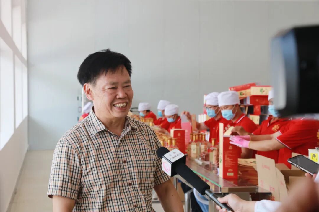 中国工程院党组书记、院长李晓红一行赴澜沧云辉酒业调研，云辉酒业当天正式投产