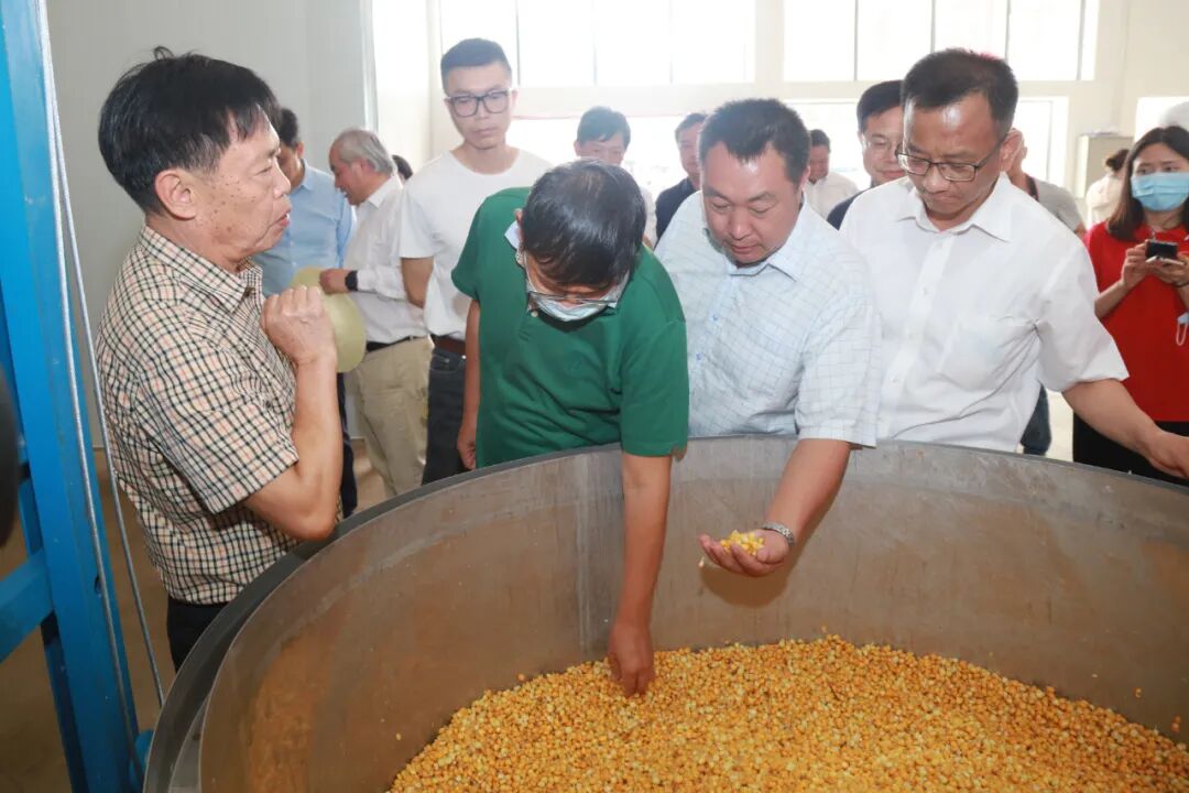 中国工程院党组书记、院长李晓红一行赴澜沧云辉酒业调研，云辉酒业当天正式投产