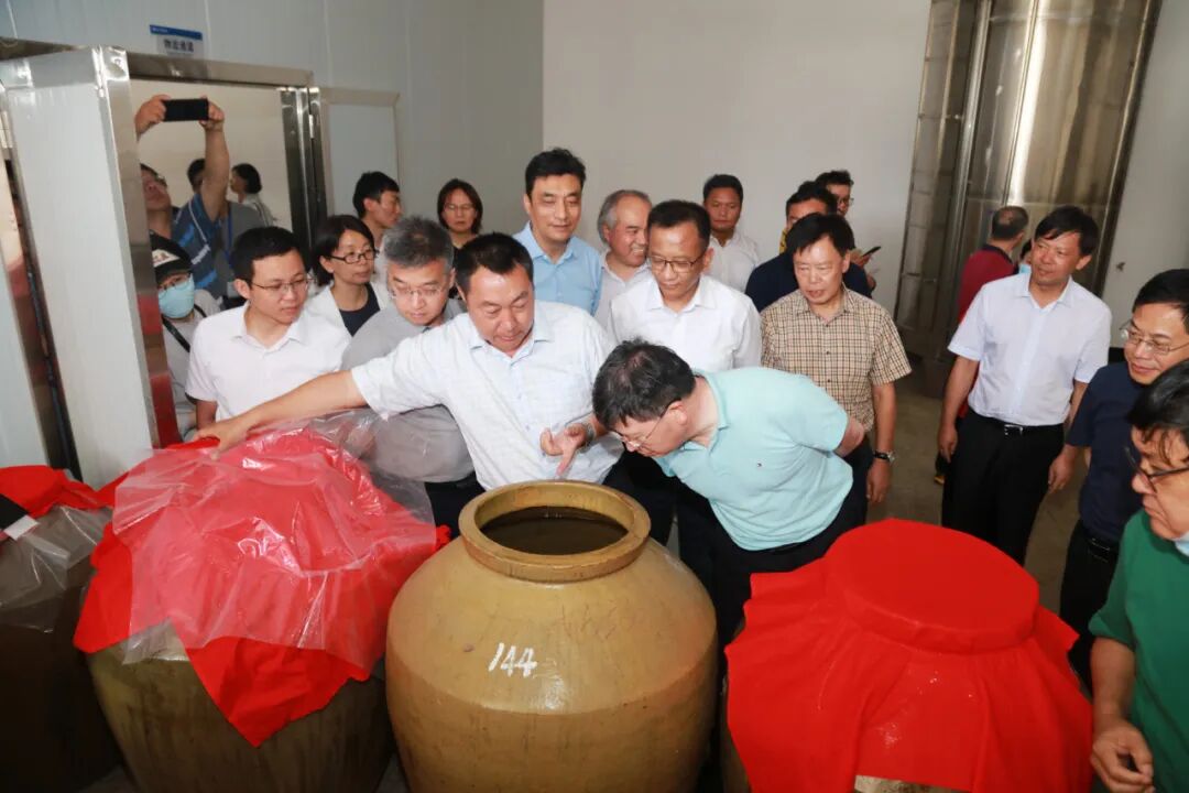 中国工程院党组书记、院长李晓红一行赴澜沧云辉酒业调研，云辉酒业当天正式投产