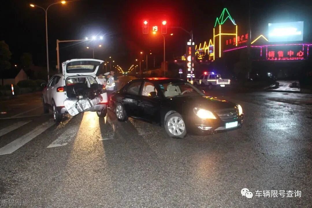 红灯闯一半后停在路中央，会被扣分吗？交警：再说一遍