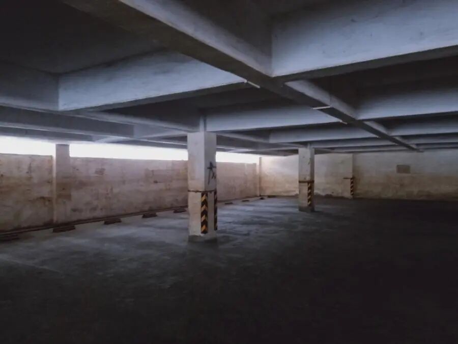 23号车位以及半地下层第11-15号车位,建筑面积约25