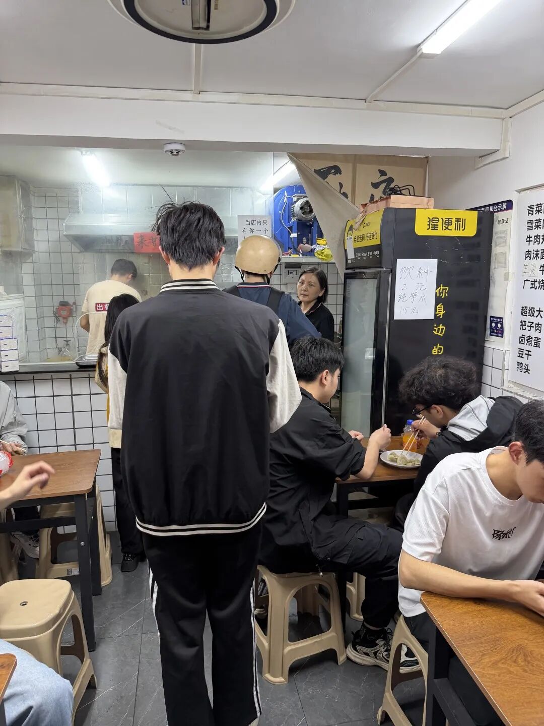 店铺只有四张桌子