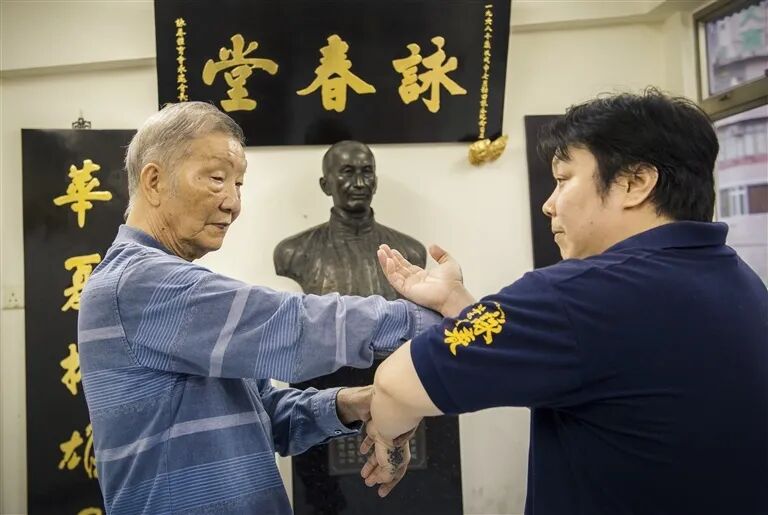 叶问次子叶正（左）在向梅展松传授咏春技巧。（资料图）