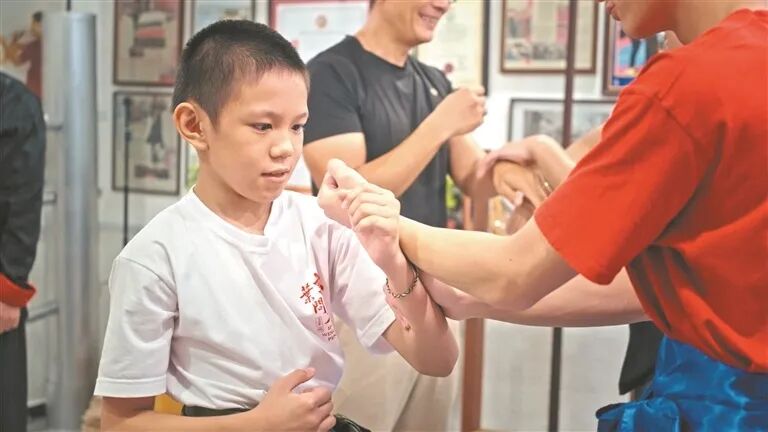 少年叶毓斌在梅展松教学的武馆学拳。