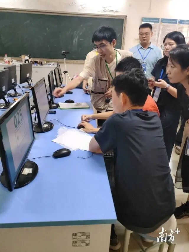 考生进行模拟测试现场。