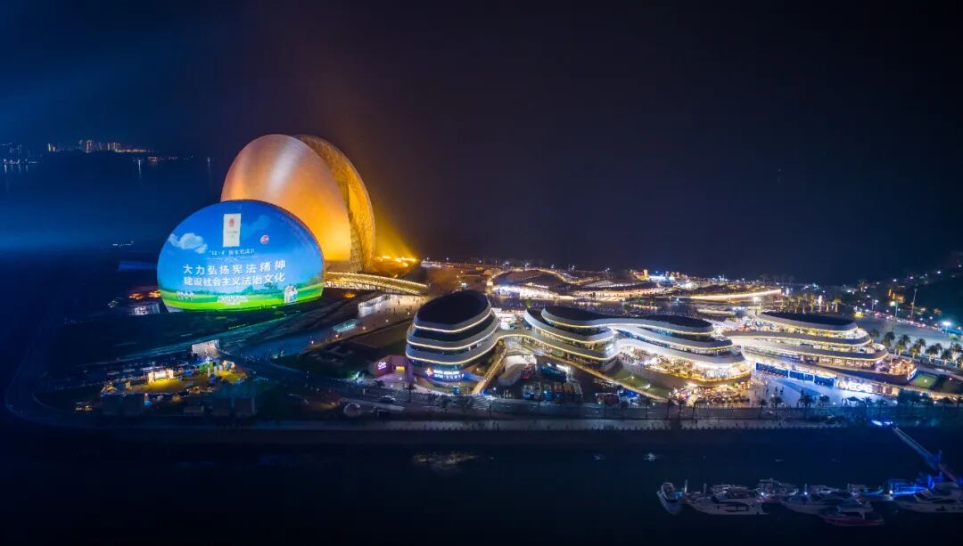 珠海市开展“宪法精神点亮城市地标行动”，绚烂的荧幕与城市夜色交融，形成独具特色的亮丽景色