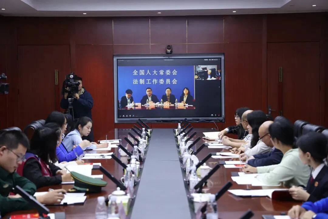 江门市江海区组织不同领域的10名行业代表，通过江海基层立法联系点与全国人大常委会法工委宪法室青年理论学习小组在线对话
