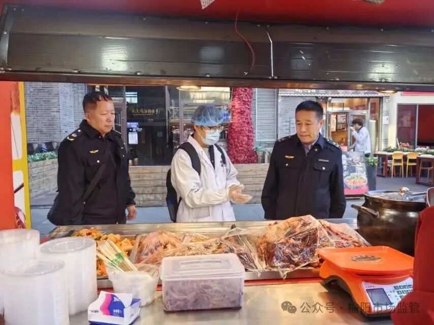 夜查守护烟火气 抽检筑牢食安线——榆阳区市场抽检快检服务中心开展食品摊贩食品安全专项抽检行动